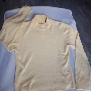Butter yellow sweater in size large 💛